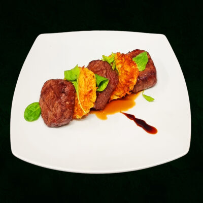 Veiseliha medaljonid kartulipannkookidega