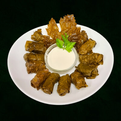 Dolma viinamarjalehtedes